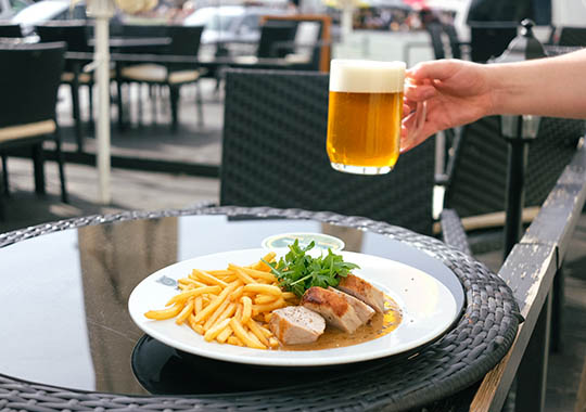 Grillowana polędwiczka wieprzowa z sosem pieprzowym i frytkami
