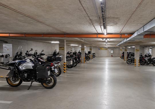 Motorrad geparkt in der Hotelgarage des EFI SPA Hotels in Brünn