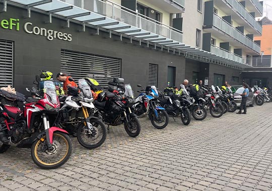Motorradparken im Innenhof des eFi Palace Hotels
