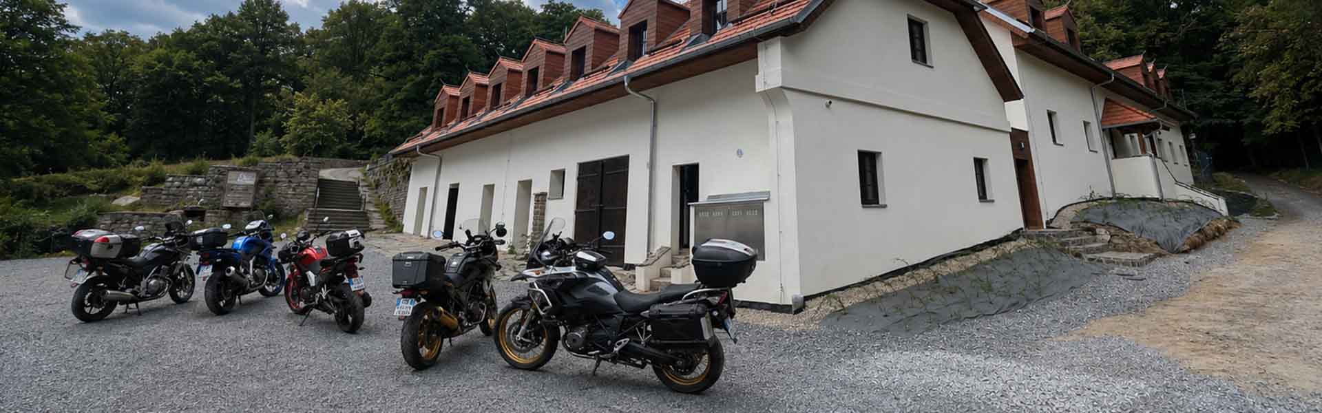 EFI Schloss Račice - Parken auf einem privaten Parkplatz