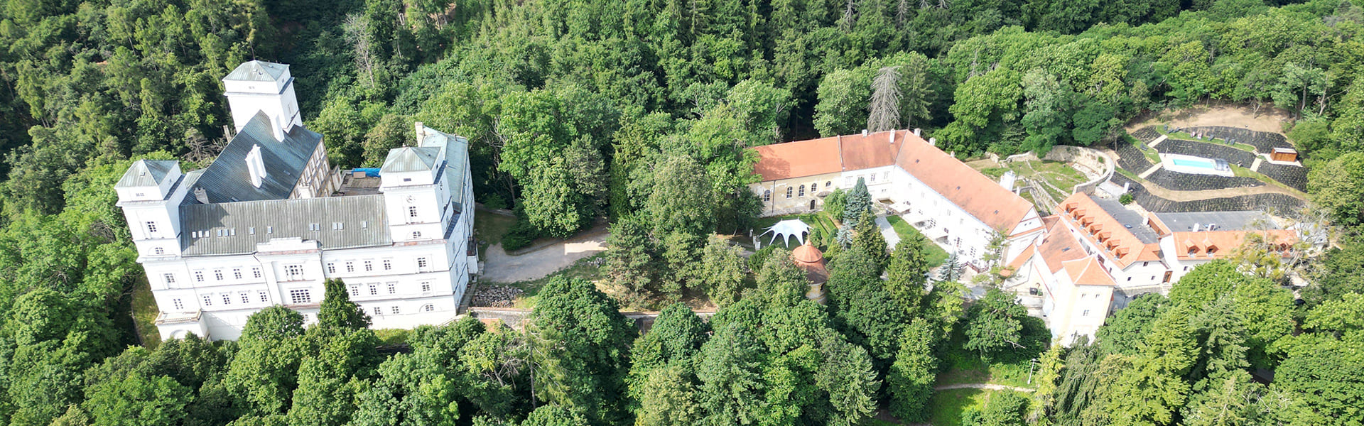 Zámek Račice areál